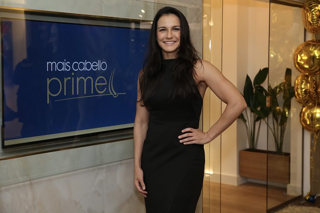 Kyra Gracie escolheu um vestido preto bem justinho