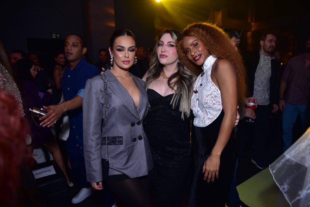 As ex-BBBs Larissa, Amanda e Aline fizeram questão de posar juntas