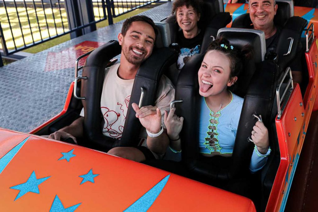 Larissa Manoela e André Luiz Frambach curtindo o Beto Carrero