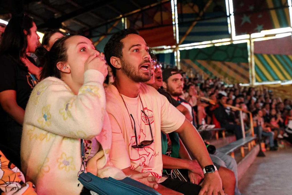 Larissa Manoela e André Luiz Frambach curtindo o Beto Carrero
