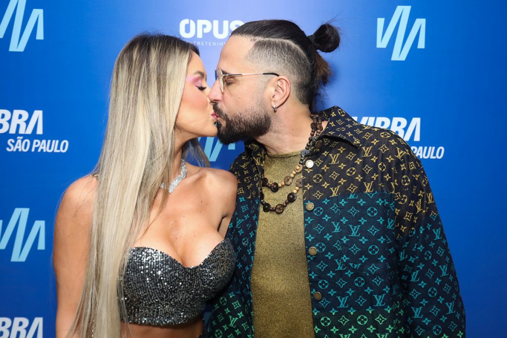 Latino e a amada trocaram muitos beijos