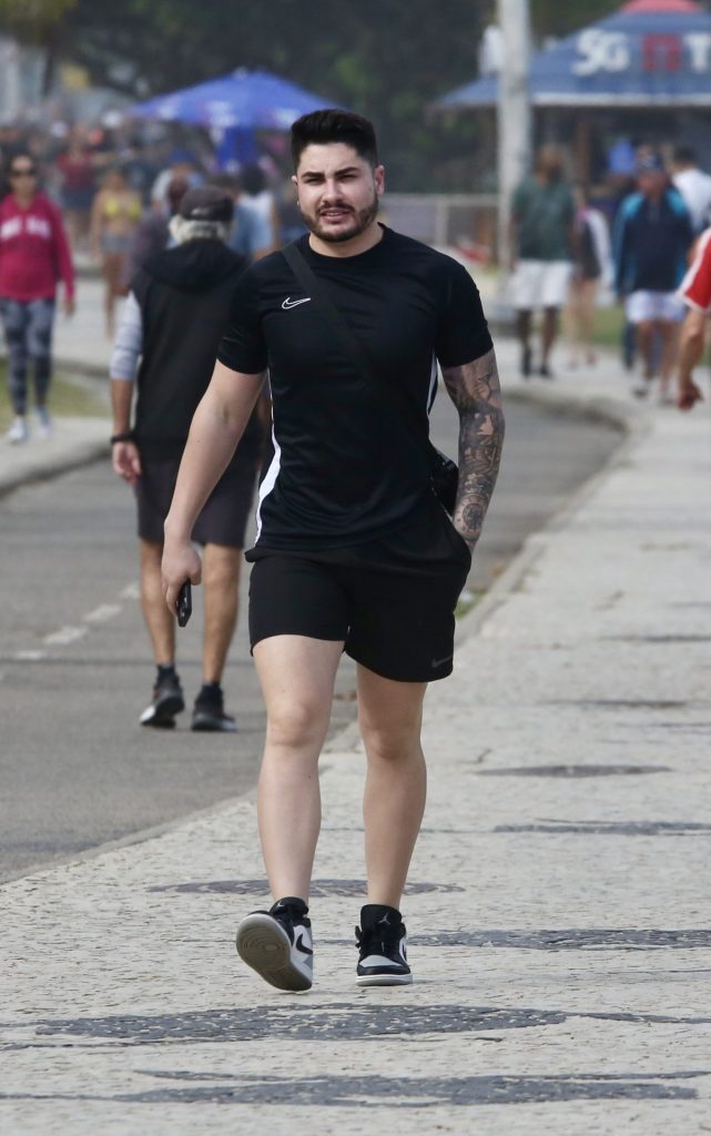 Lucas Souza na praia