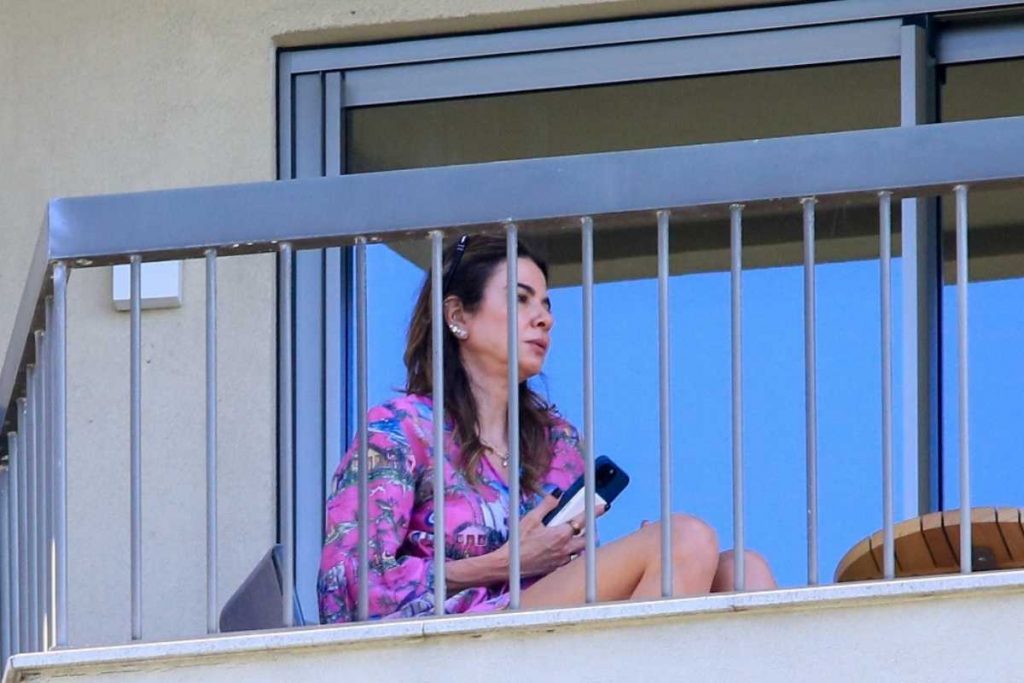 Luciana Gimenez confortável na sacada de hotel em Copacabana