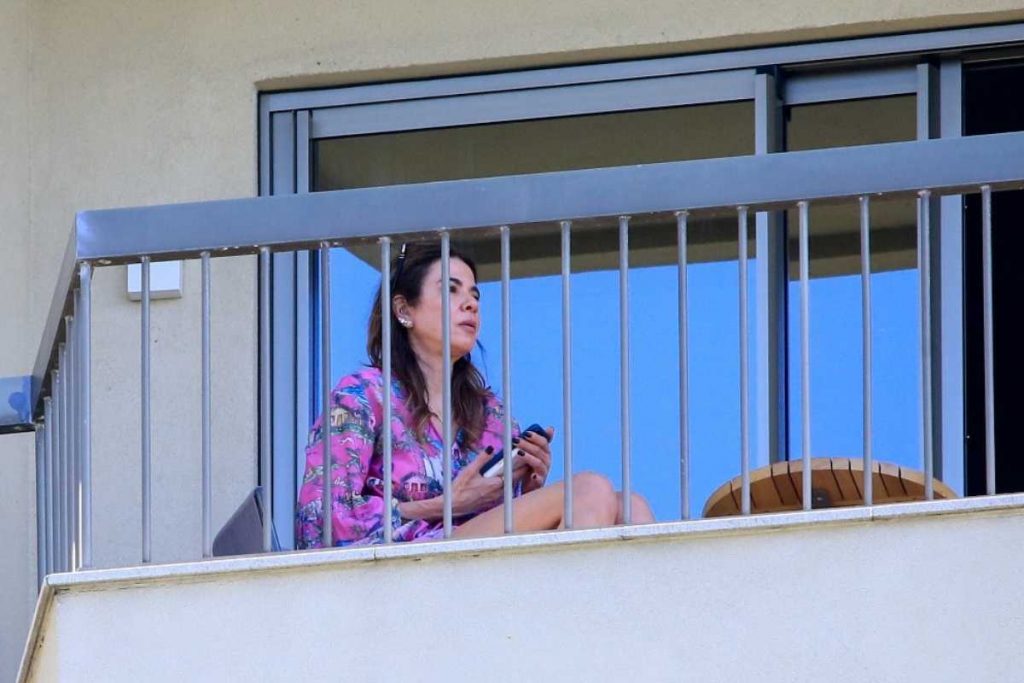 Luciana Gimenez confortável na sacada de hotel em Copacabana