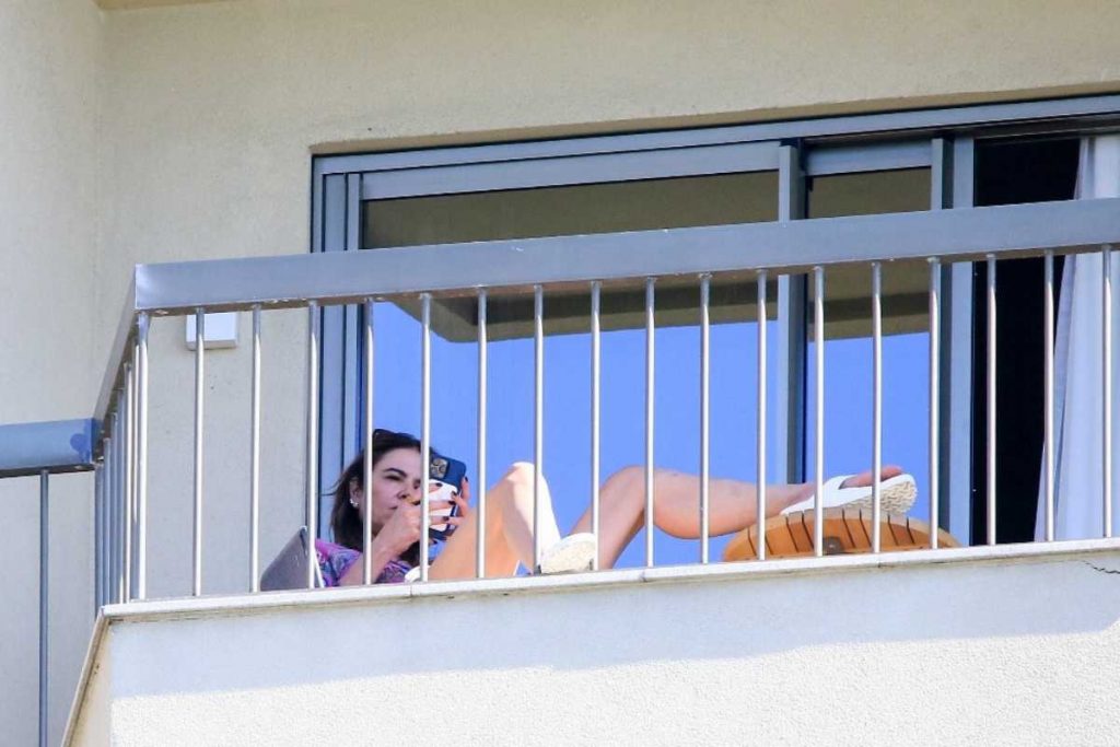 Luciana Gimenez confortável na sacada de hotel em Copacabana