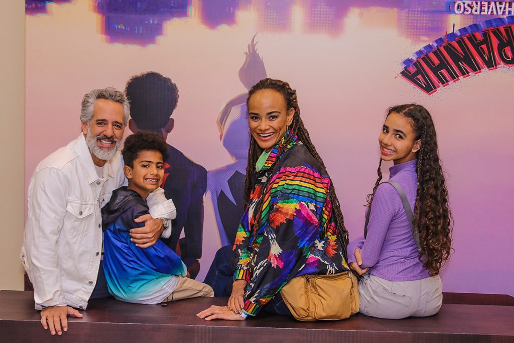 Luciana Mello posou com o marido Ike Levy e com os filhos Nina e Tony