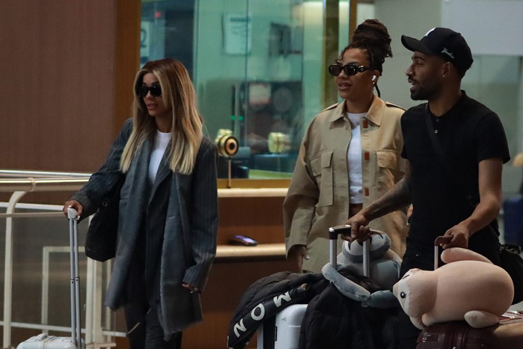 Ludmilla e Brunna Gonçalves foram fotografadas em aeroporto