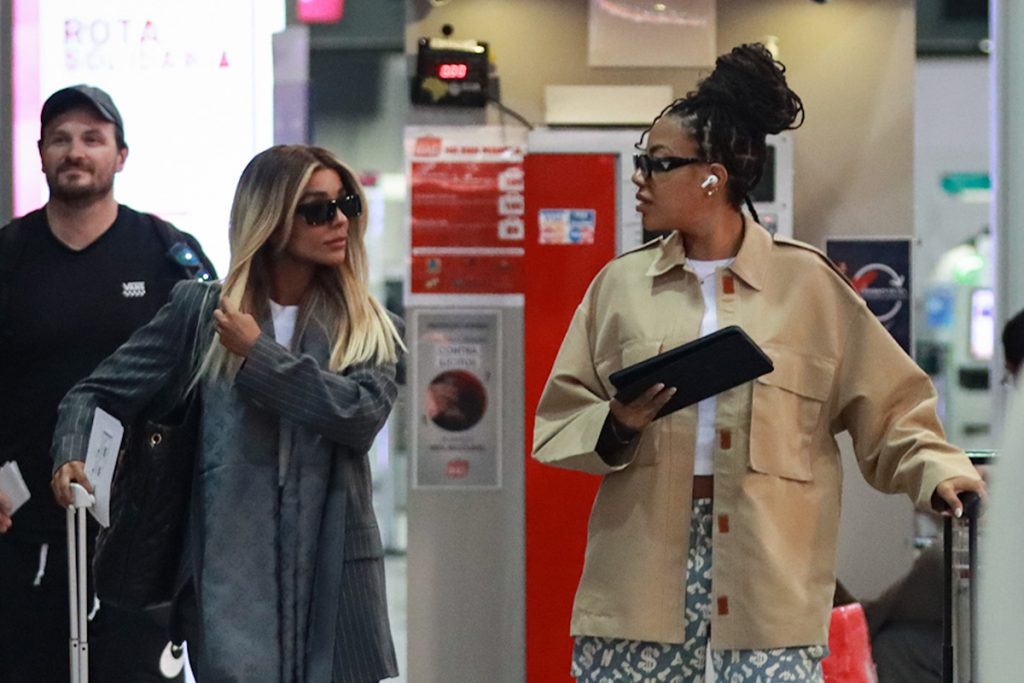 As famosas não pareceram se importar com a presença dos fotógrafos