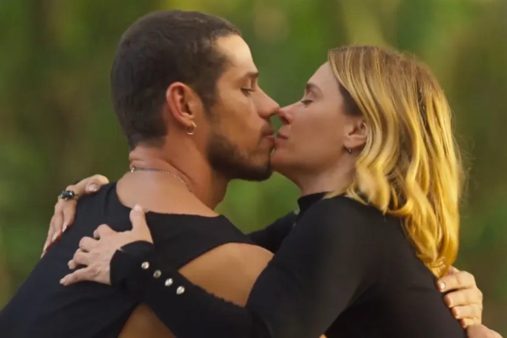 lui (josé loreto) e lumiar (carolina dieckmann) quase se beijando em vai na fé