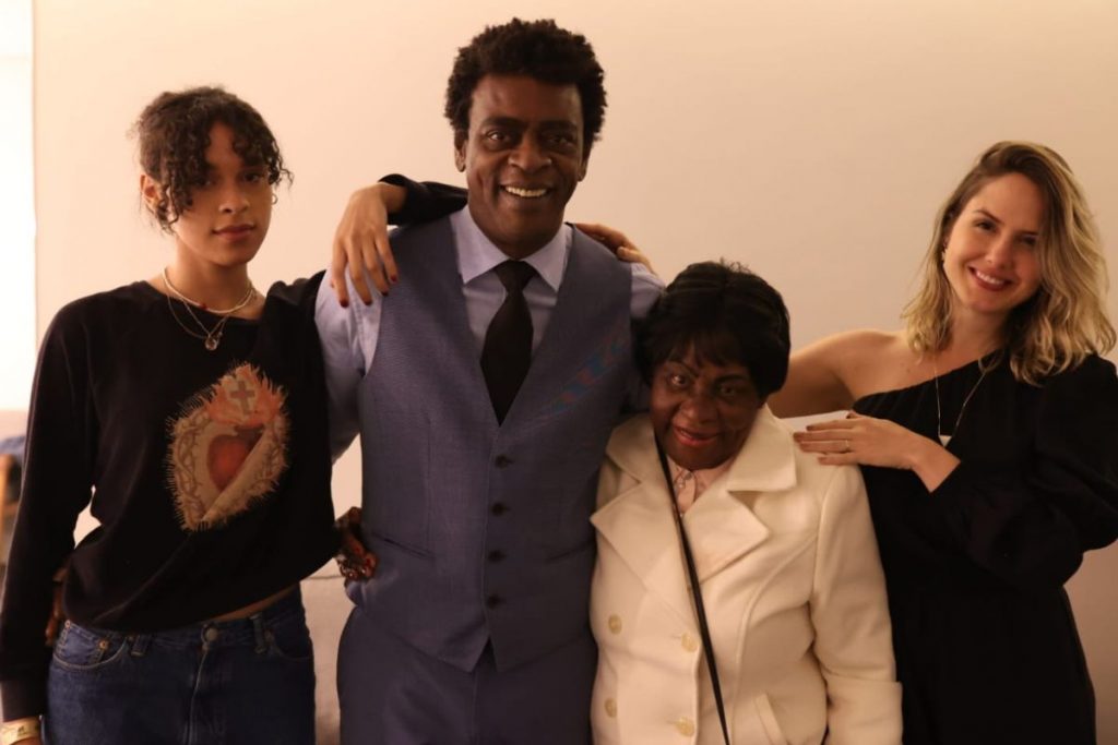 Seu Jorge ao Centro, acompanhado da filha Lus Bella, a mãe, dona Sula e a esposa, Karina Barbieri