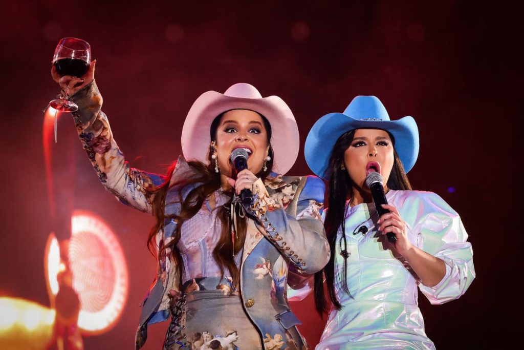 Maiara e Maraisa tomarama vinho durante o show