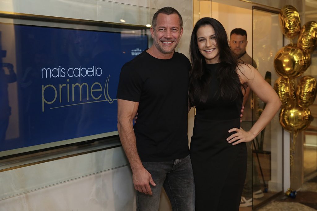 Malvino Salvador posou ao lado da esposa Kyra Gracie