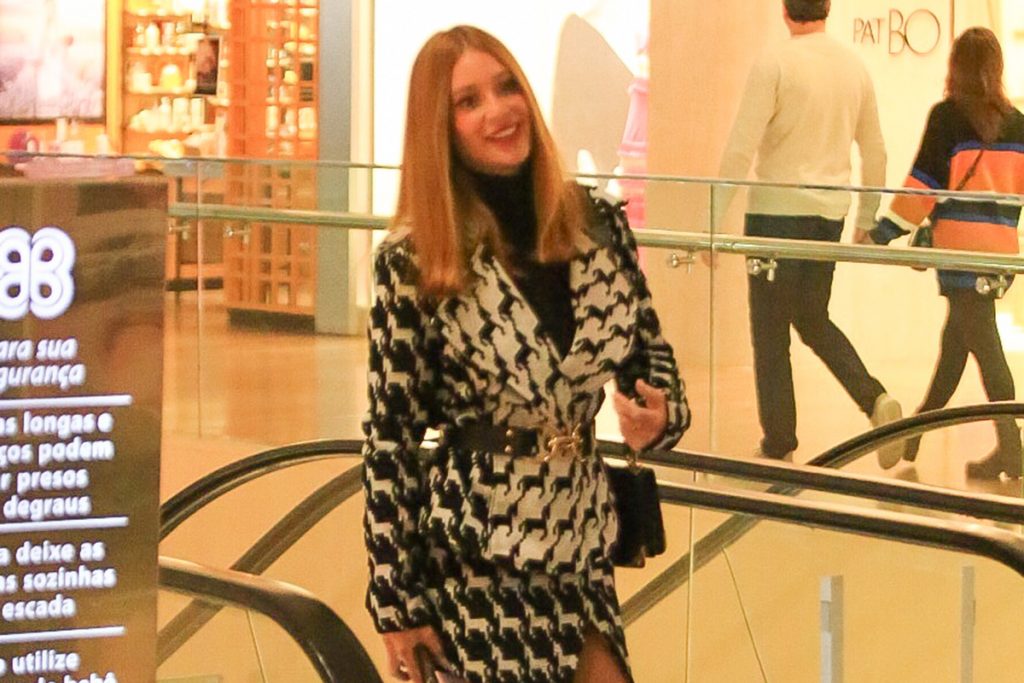Marina Ruy Barbosa também passeou no shopping