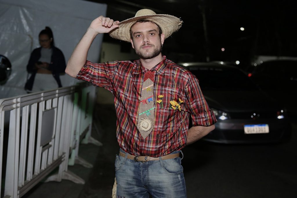 Matheus Polis usou camisa xadrez e chapéu