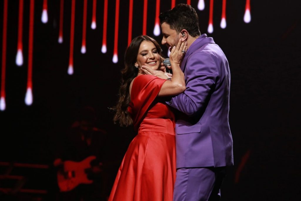 Iza Stein e Maurício manieri chamego no palco