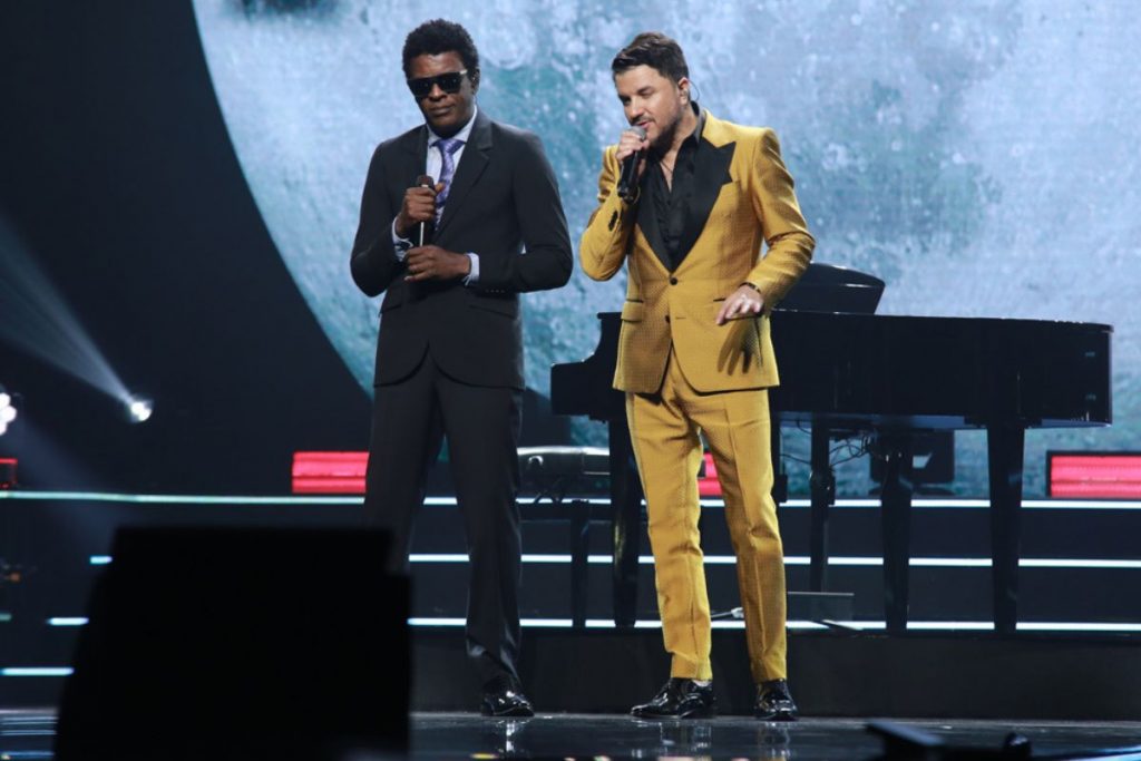 Seu Jorge canta com Maurício Manieri