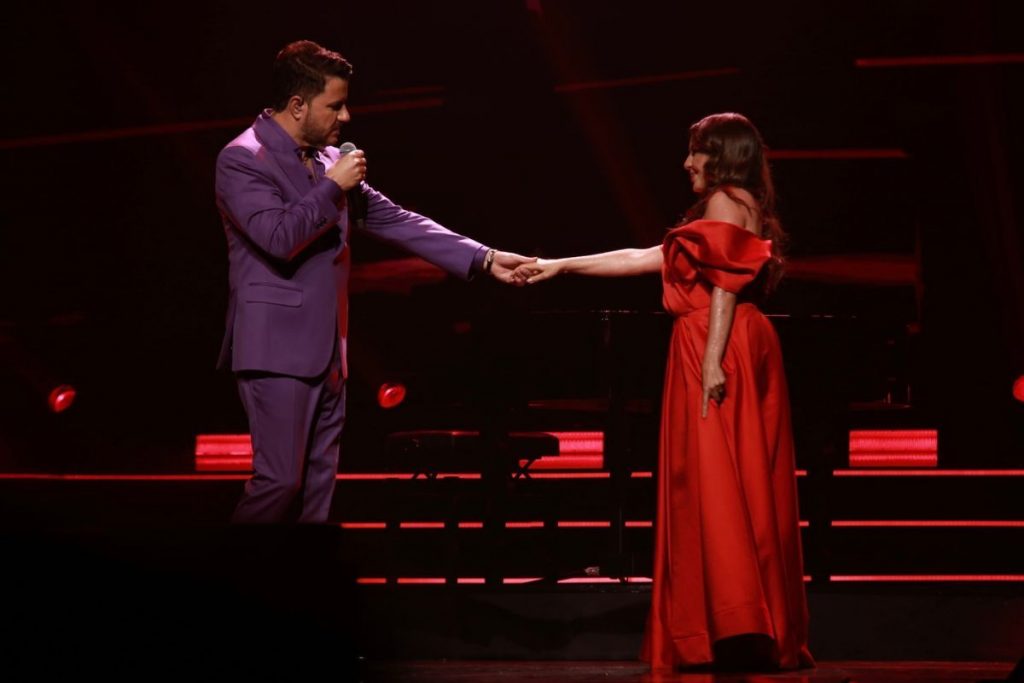 Maurício Manieri tira Iza para dançar