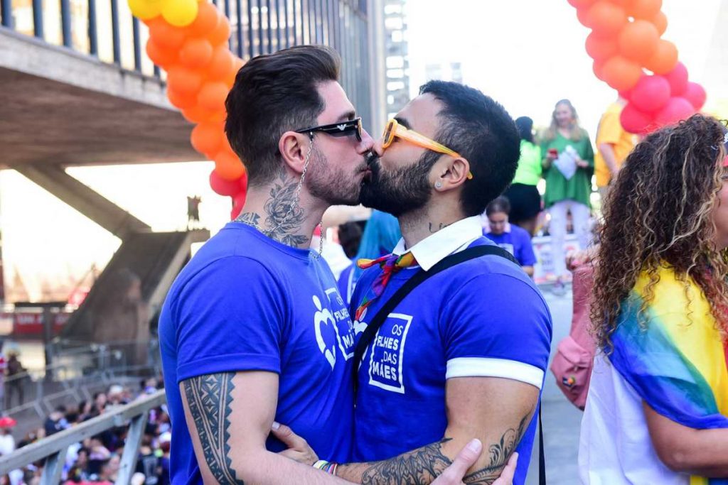 Mauro Sousa beijando Rafael Piccin na 27ª Parada Lgbt+