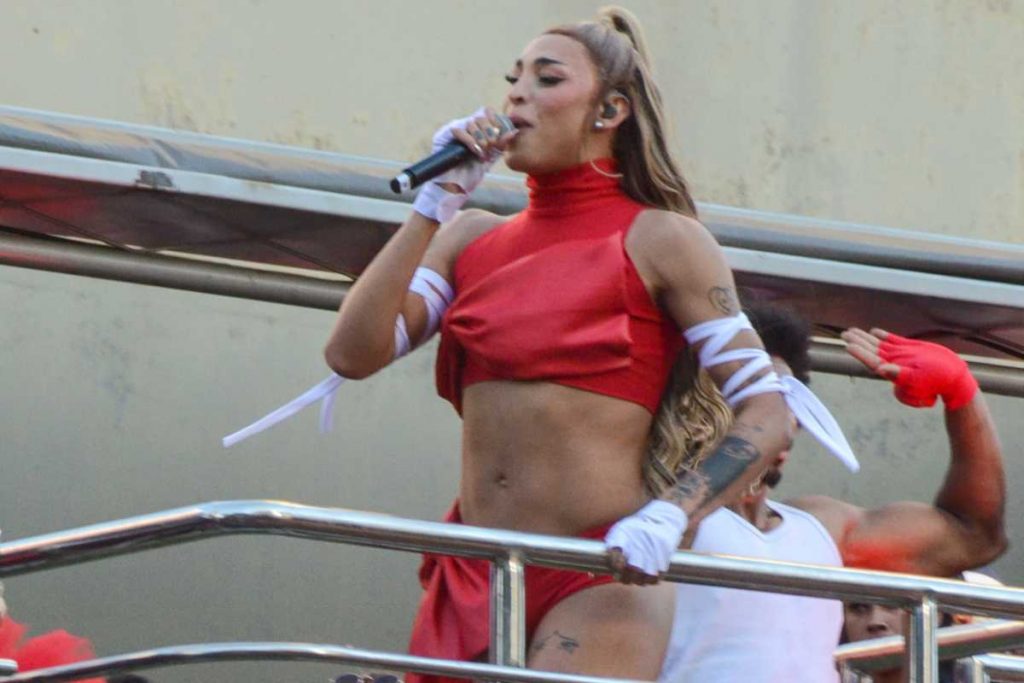 Pabllo Vittar se apresentando na Parada LGBT+