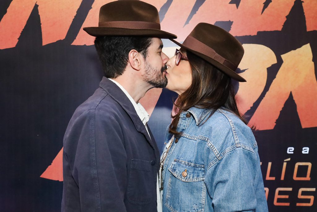 Paola Carosella trocou muitos beijos com o namorado em evento