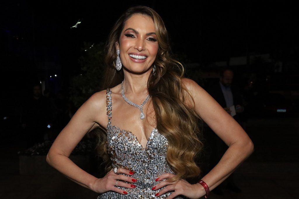 Patrícia Poeta arrasou com um vestido repleto de brilho