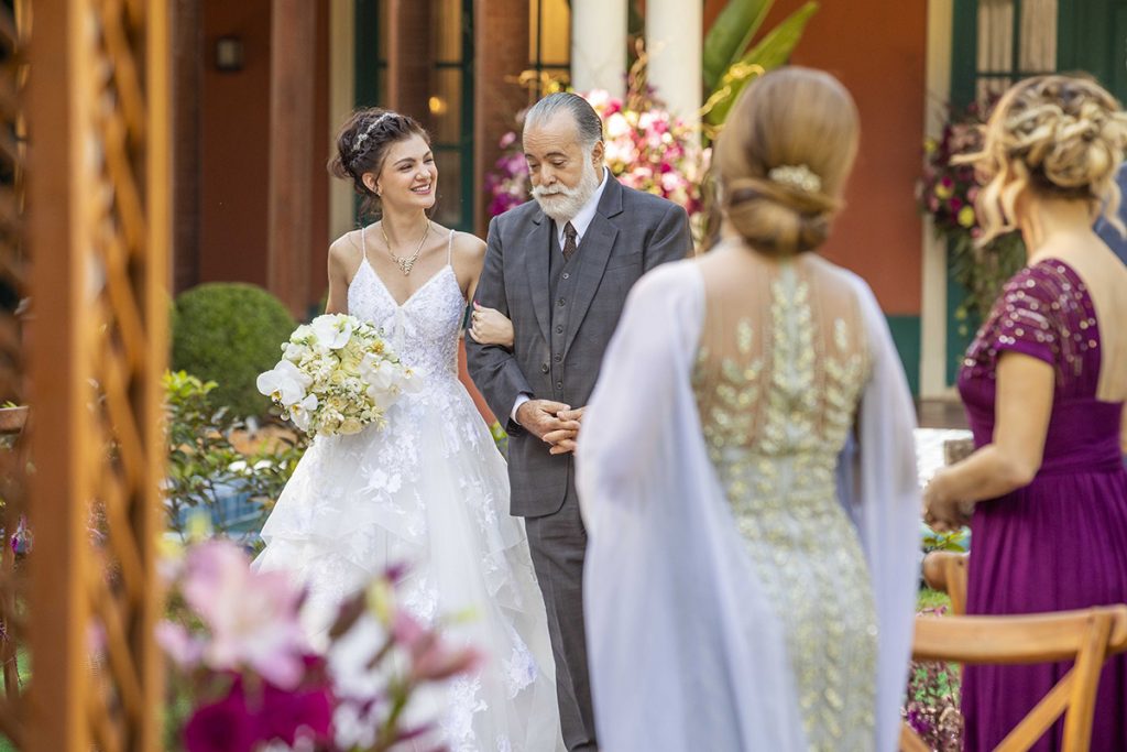 Petra (Débora Ozório) chega na cerimônia com Antônio (Tony Ramos)