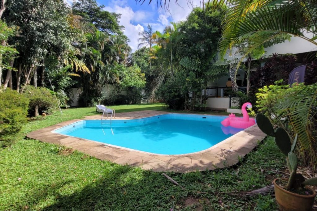 Piscina e jardim da Music House