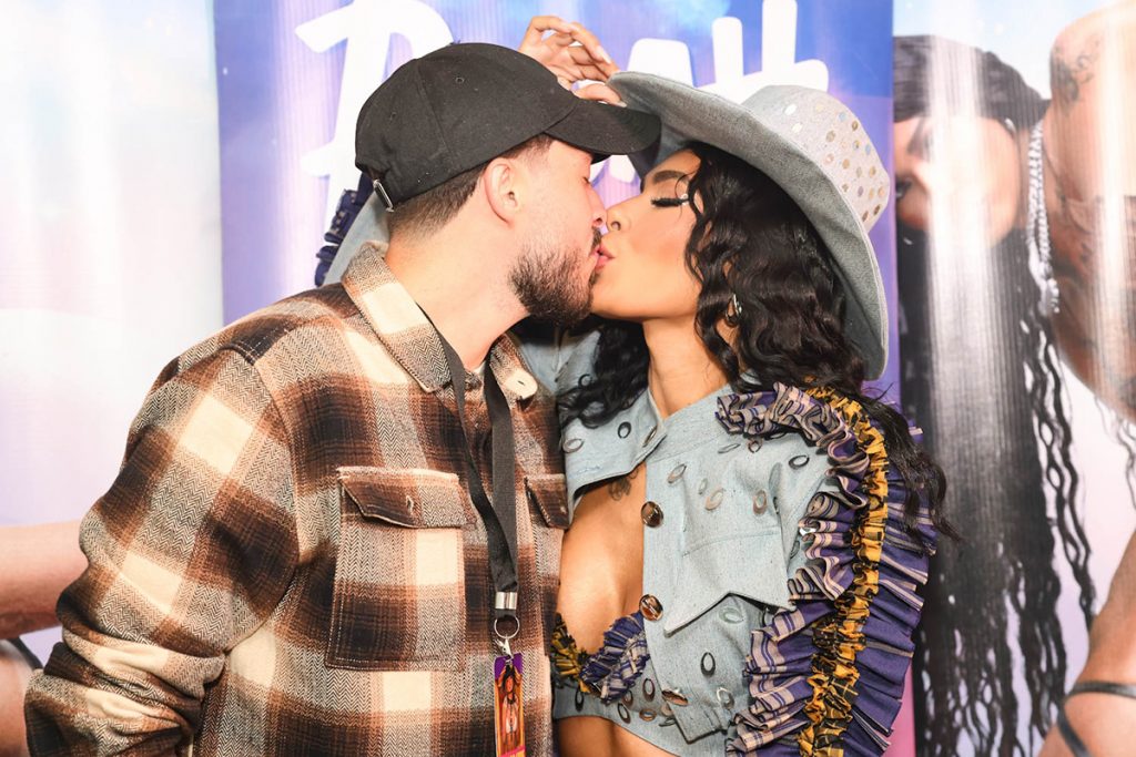 Pocah trocou muitos beijos com Ronan Souza nos bastidores