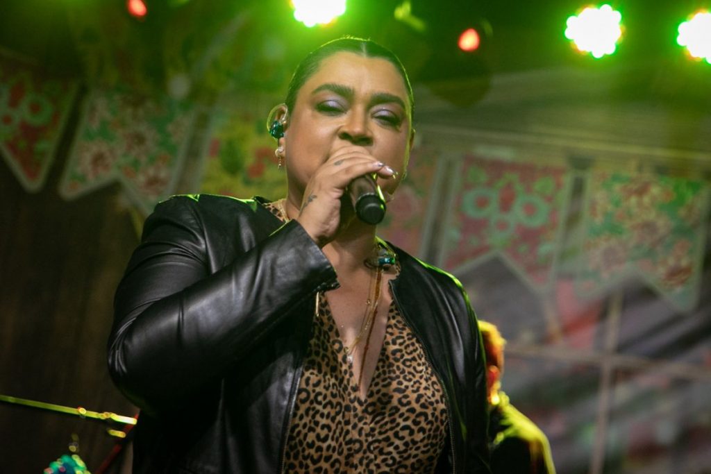 Preta Gil cantando