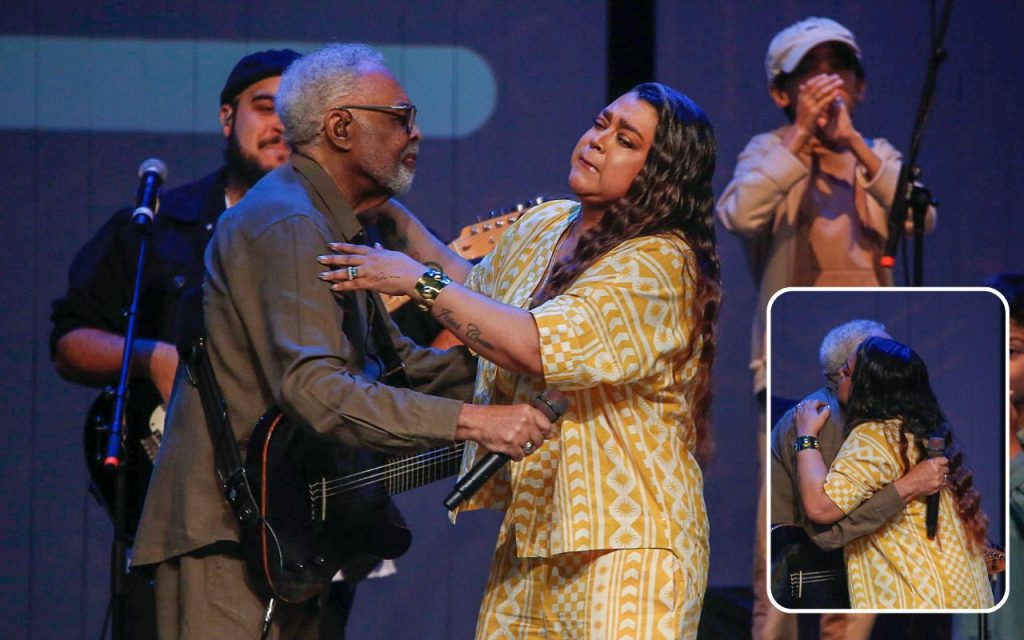 Preta Gil abraça o pai, Gilberto Gil, no palco