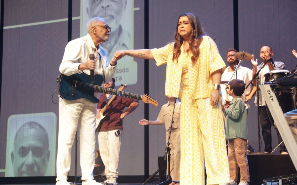 Preta Gil e seu pai, Gilberto Gil, no palco