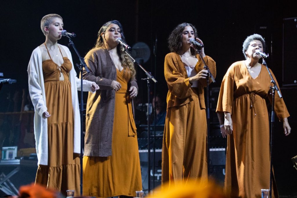 Flor Gil, neta de Gilberto Gil, e Preta Gil e outras backing vocals do show