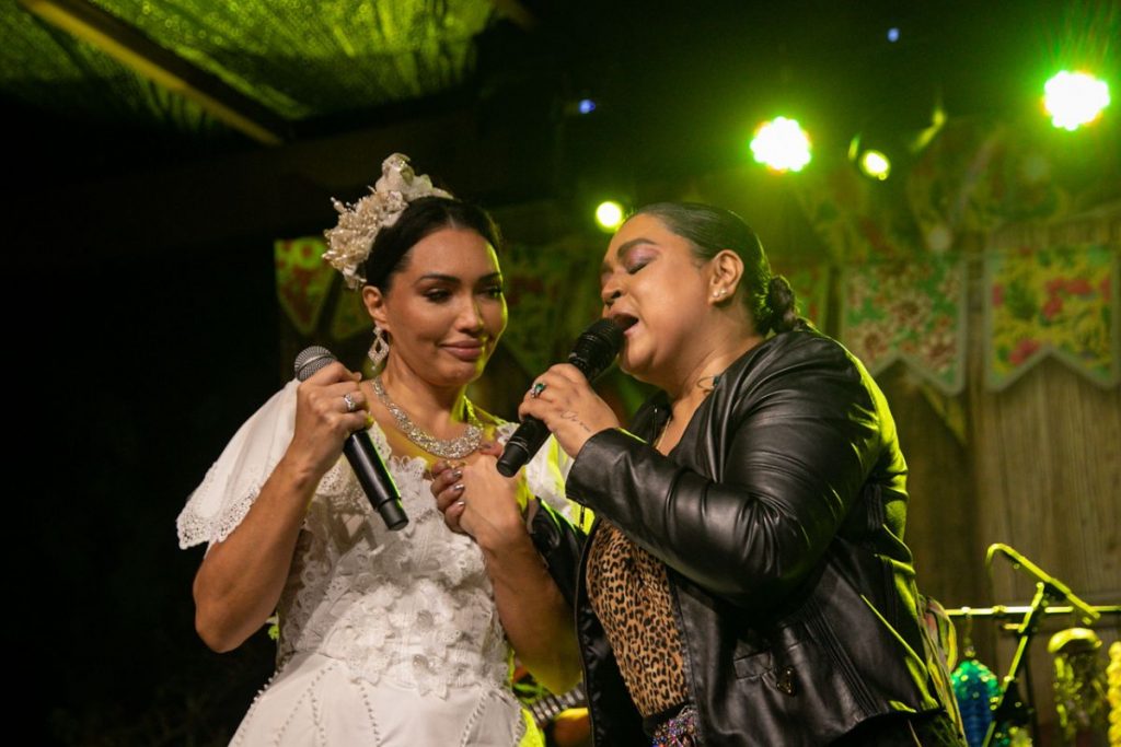 Preta Gil canta para a noiva, Karinah
