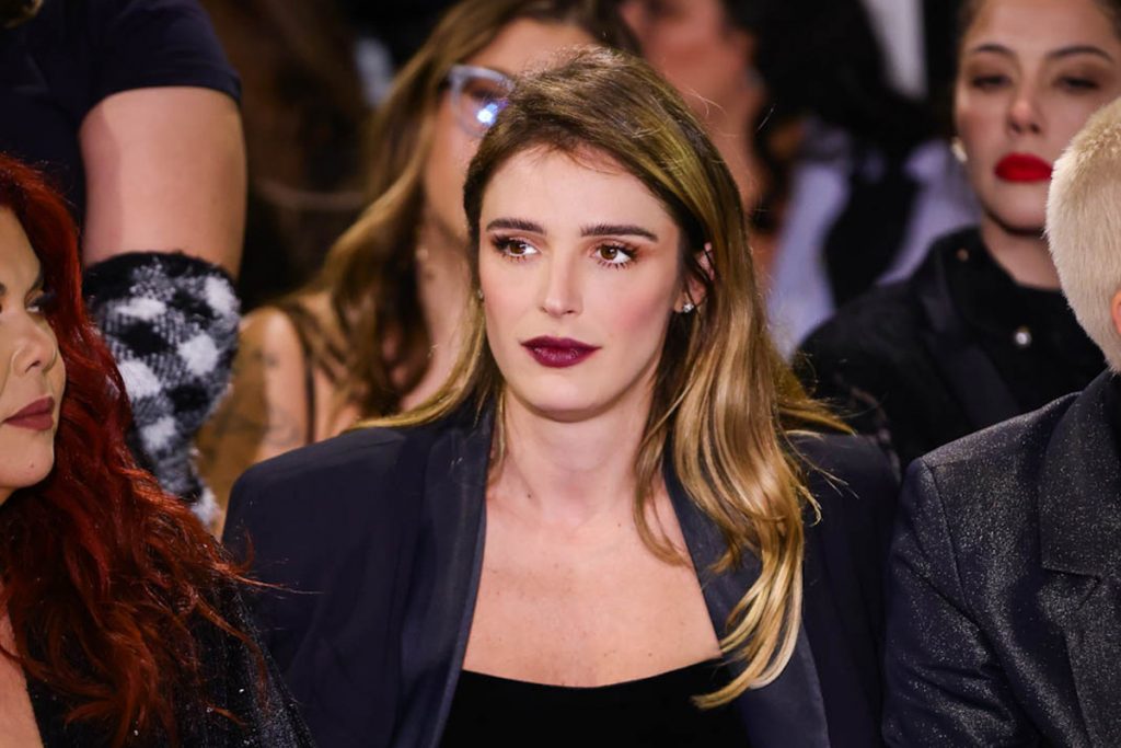 Rafa Brites arrasou na maquiagem com direito a batom vermelho