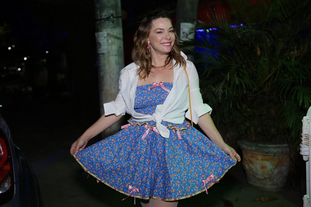 Regiane Alves escolheu um vestido rodado para a ocasião