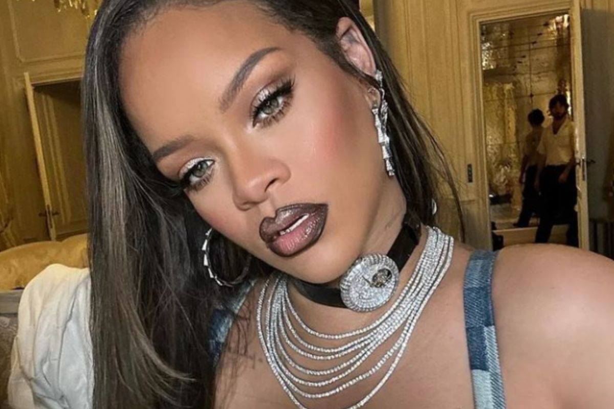 Rihanna: look jeans e barriga de fora em desfile da Louis Vuitton. Vem ver!