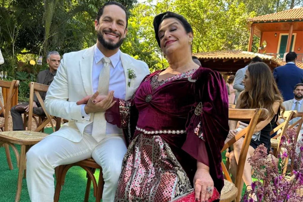 Grace Gianoukas como mãe falsa de Luigi (Rainer Cadete) em Terra e Paixão