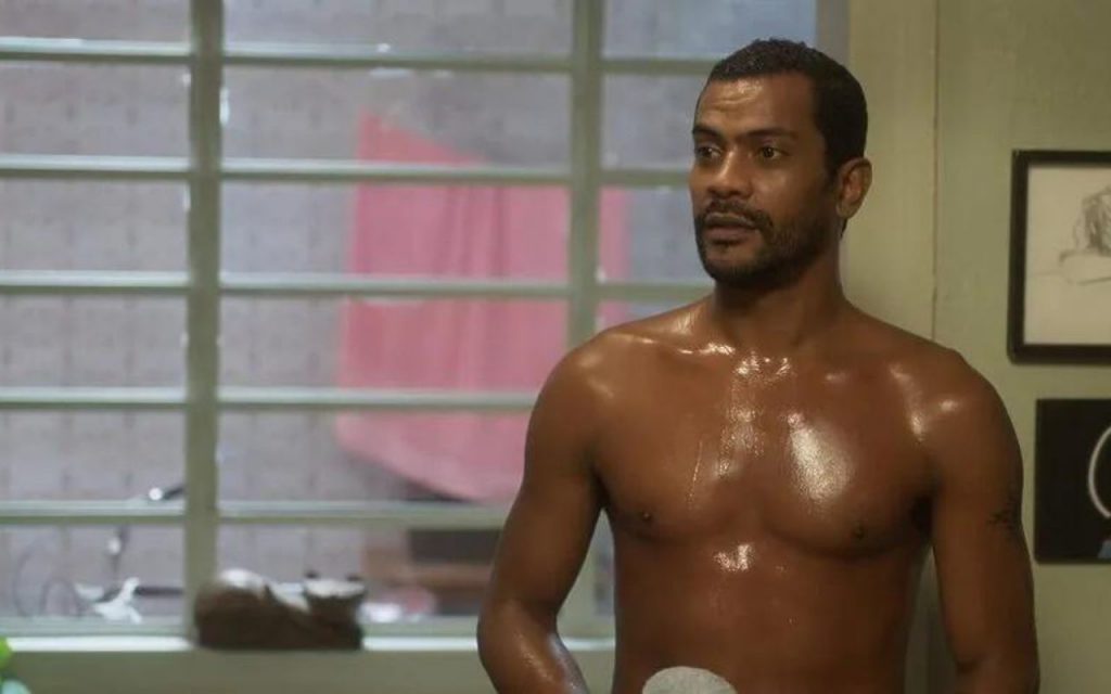 Samuel de Assis sem camisa em