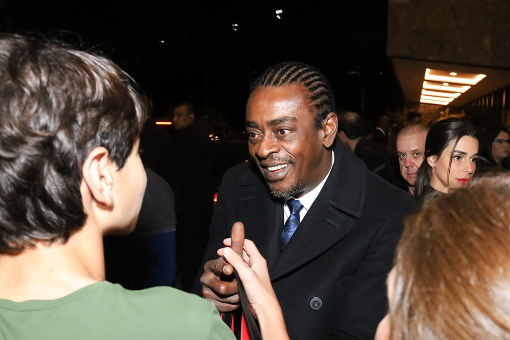 Seu Jorge atendeu alguns fãs que estavam presentes no local