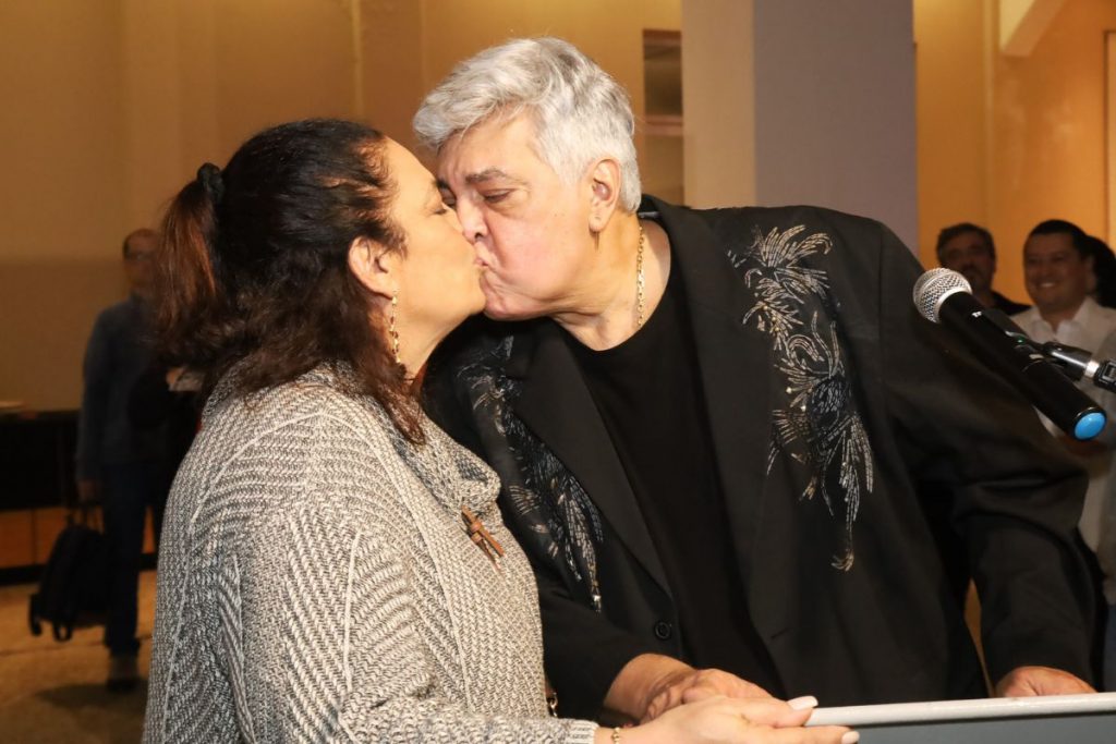 Sidney Magal troca um beijo com a esposa, Magali West