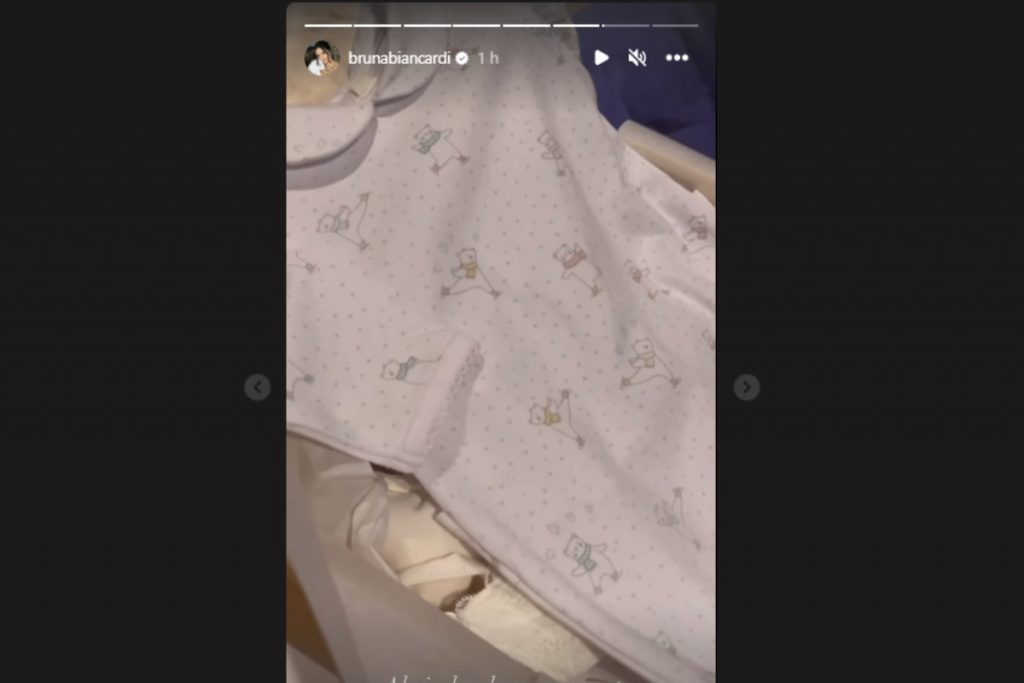 Stories de Burna Biancardi mostrando presentes de Mavie no Instagram