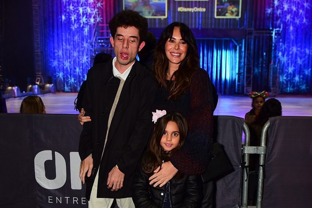 Suzana Gullo levou os filhos Romeo e Donatella para curtir o Disney On Ice