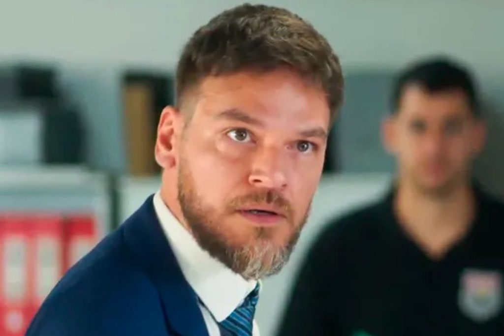 Theo (Emilio Dantas)