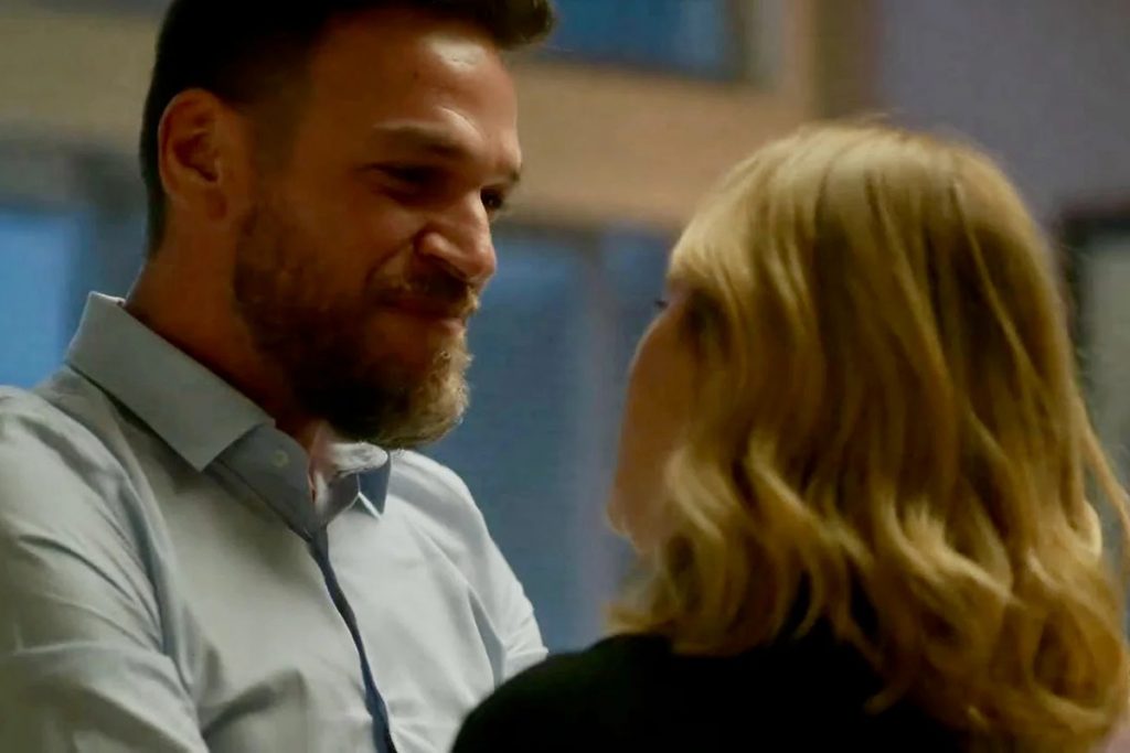 Theo (Emílio Dantas) e Lumiar (Carolina Dieckmann) em Vai Na Fé