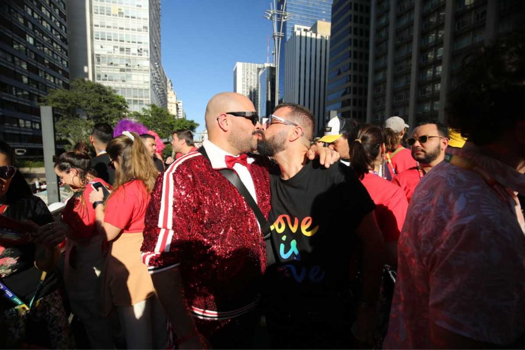 Tiago Abravanel e Fernando Poli se beijando na Parada LGBT+