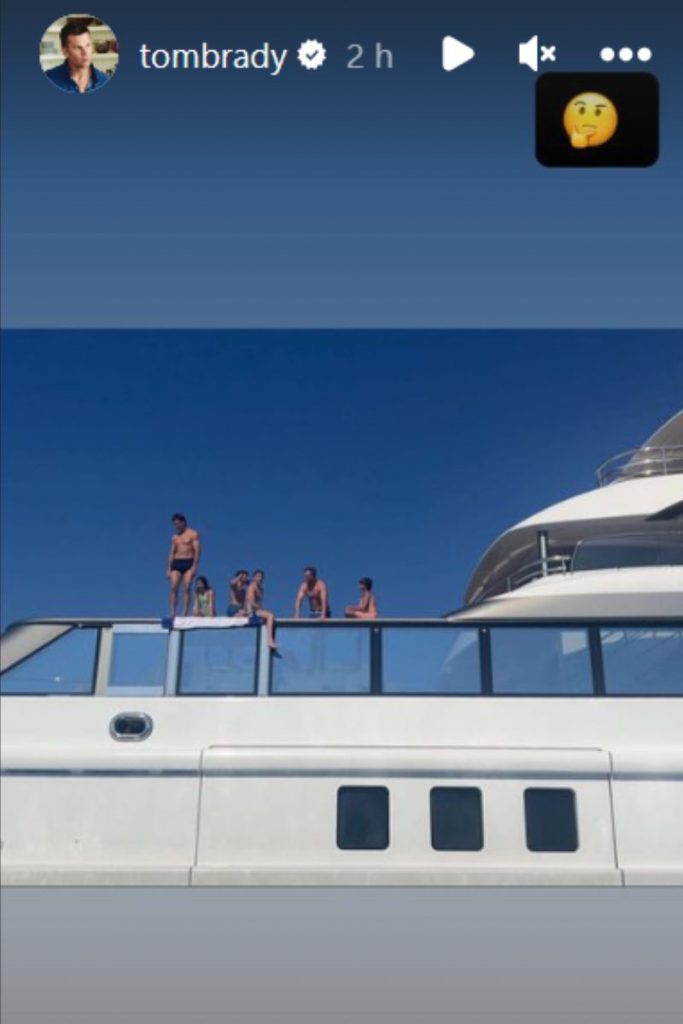 Tom Brady com os filhos, em um iate, na Grécia
