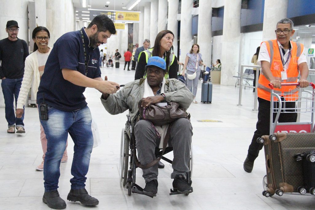 O ator de 93 anos foi fotografado em aeroporto do Rio de Janeiro