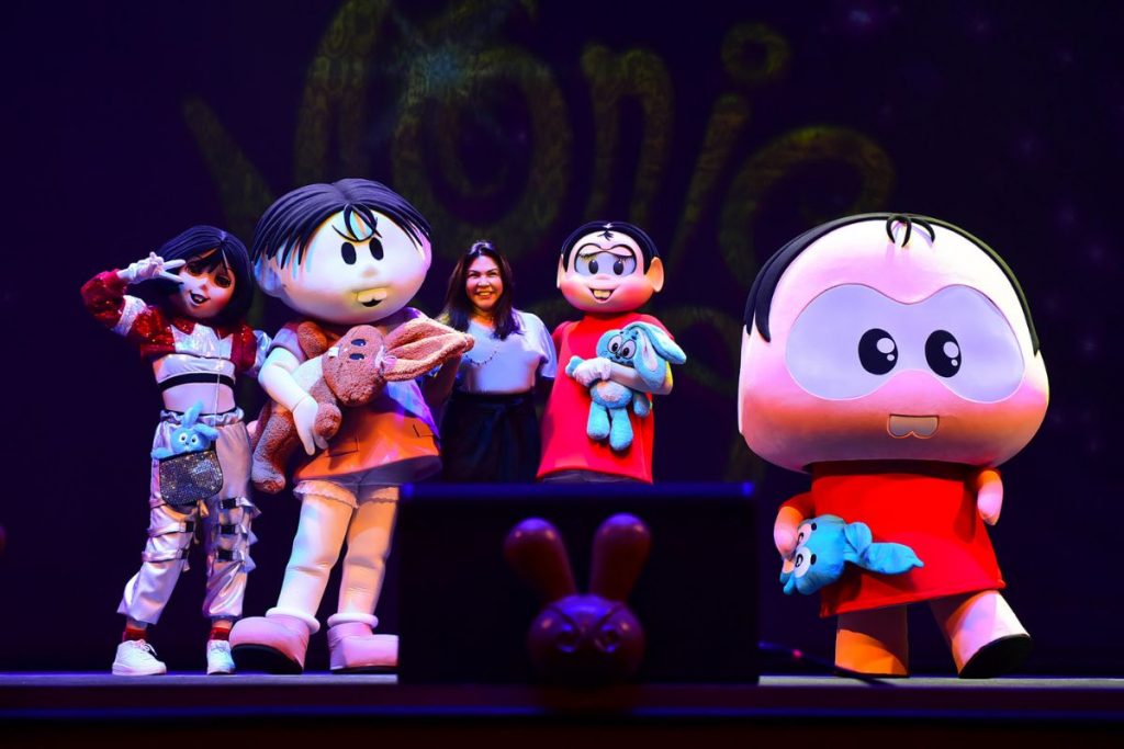 Mônica posa com as Mônicas: clássica, a primeira, a jovem e a Toy