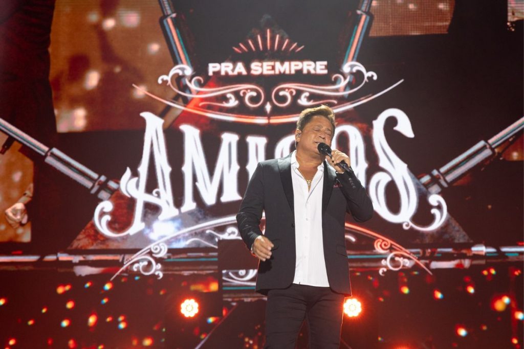 Leonardo no palco da turnê AMIGOS 2023