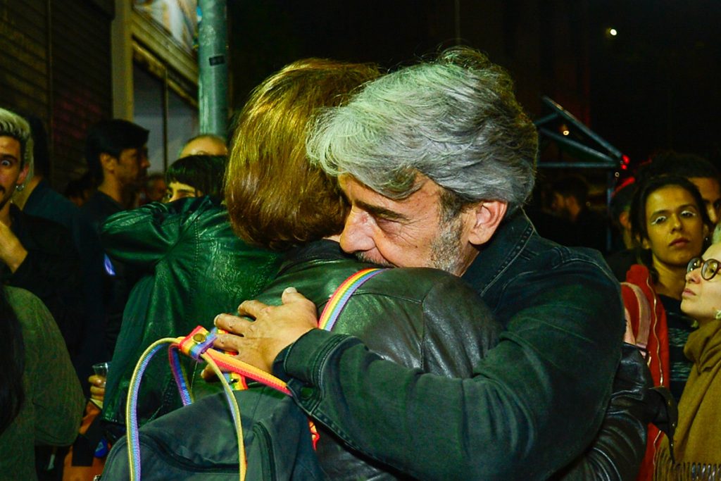 Alexandre Borges e Julia Lemmertz se abraçaram durante velório de Zé Celso